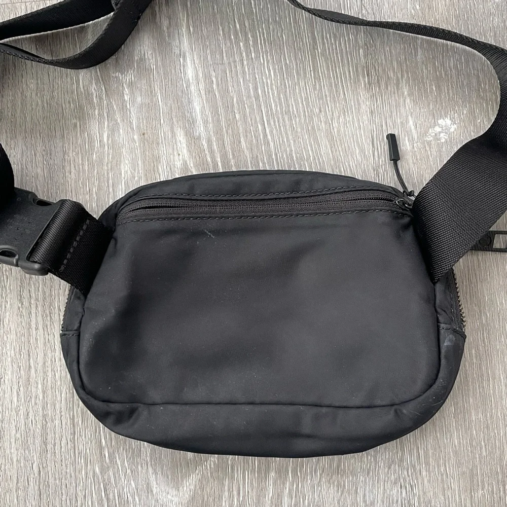 Lululemon Everywhere Black Belt Bag Fanny Pack - Picture 2 of 3